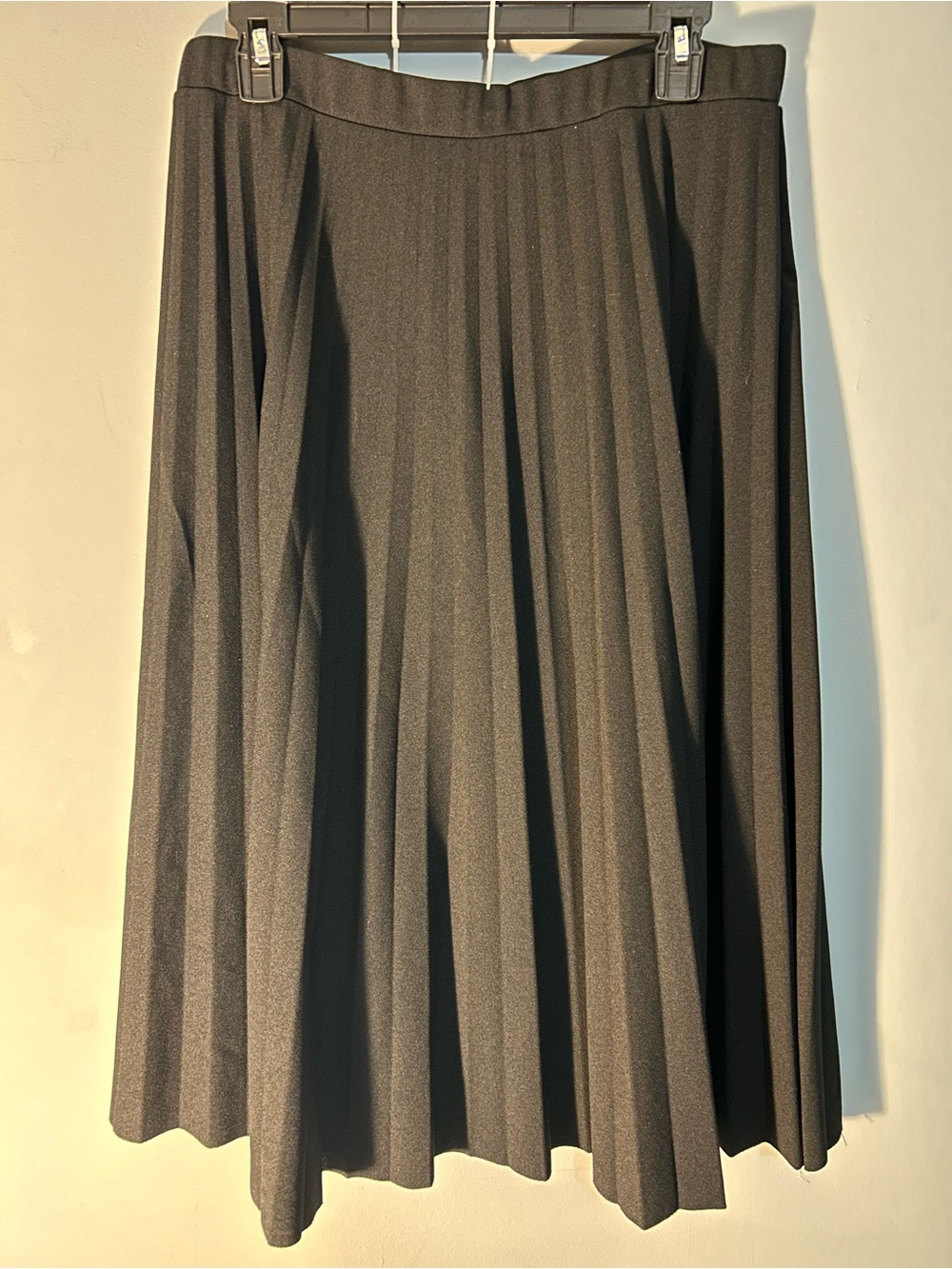Elizabeth & Nicole black pleated polyester & spandex midi skirt in a PXL